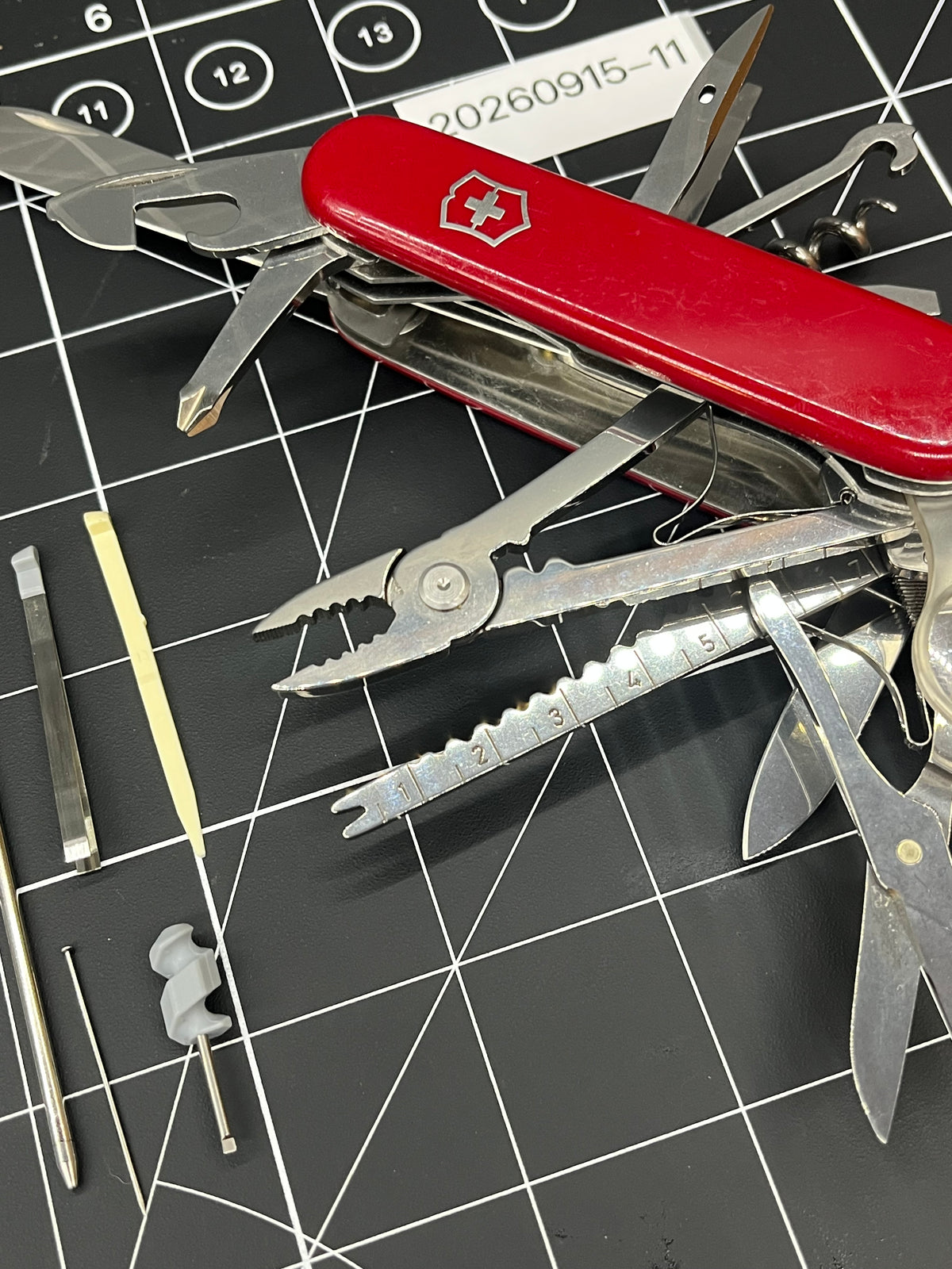 Victorinox Swiss Army SwissChamp Pocket Knife Multi-Tool, Red, 91m!