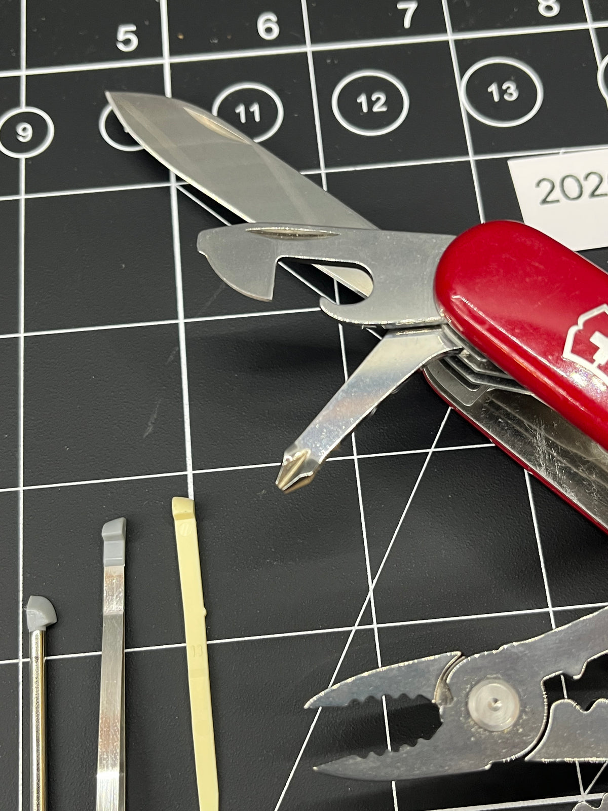Victorinox Swiss Army SwissChamp Pocket Knife Multi-Tool, Red, 91m!