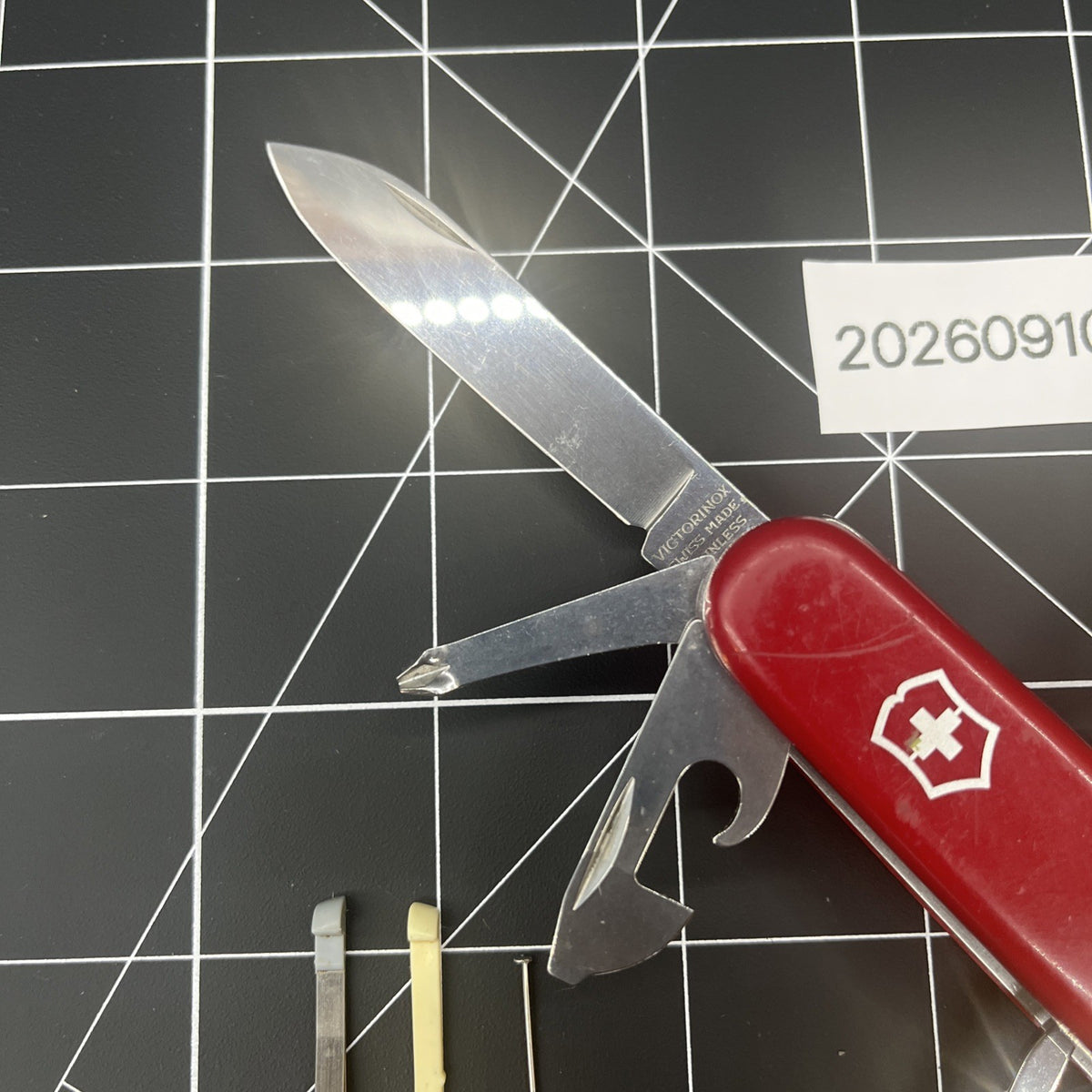 Victorinox Explorer SAK - Fisherman Scales - Clean - No Scratch Magnifying Glass