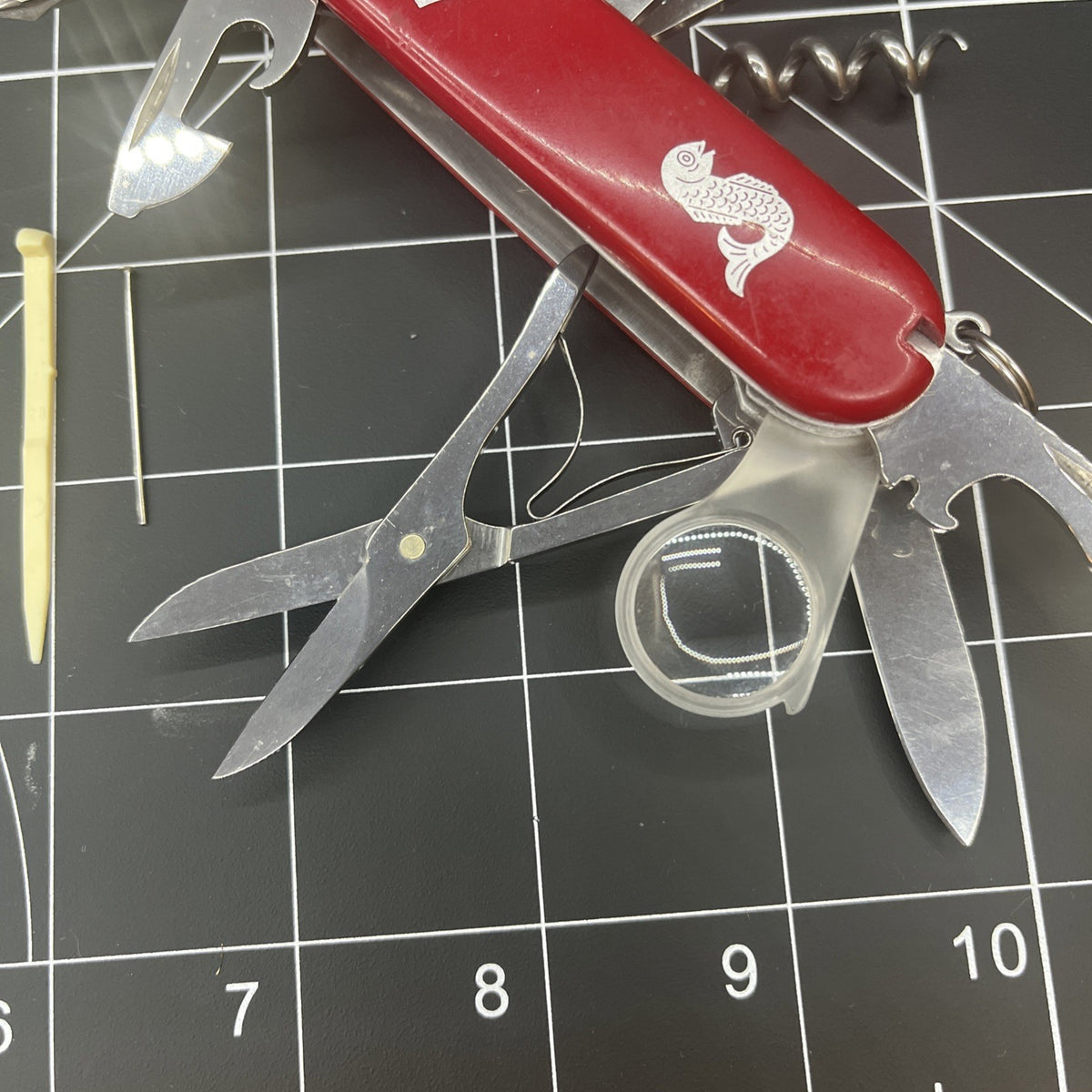 Victorinox Explorer SAK - Fisherman Scales - Clean - No Scratch Magnifying Glass