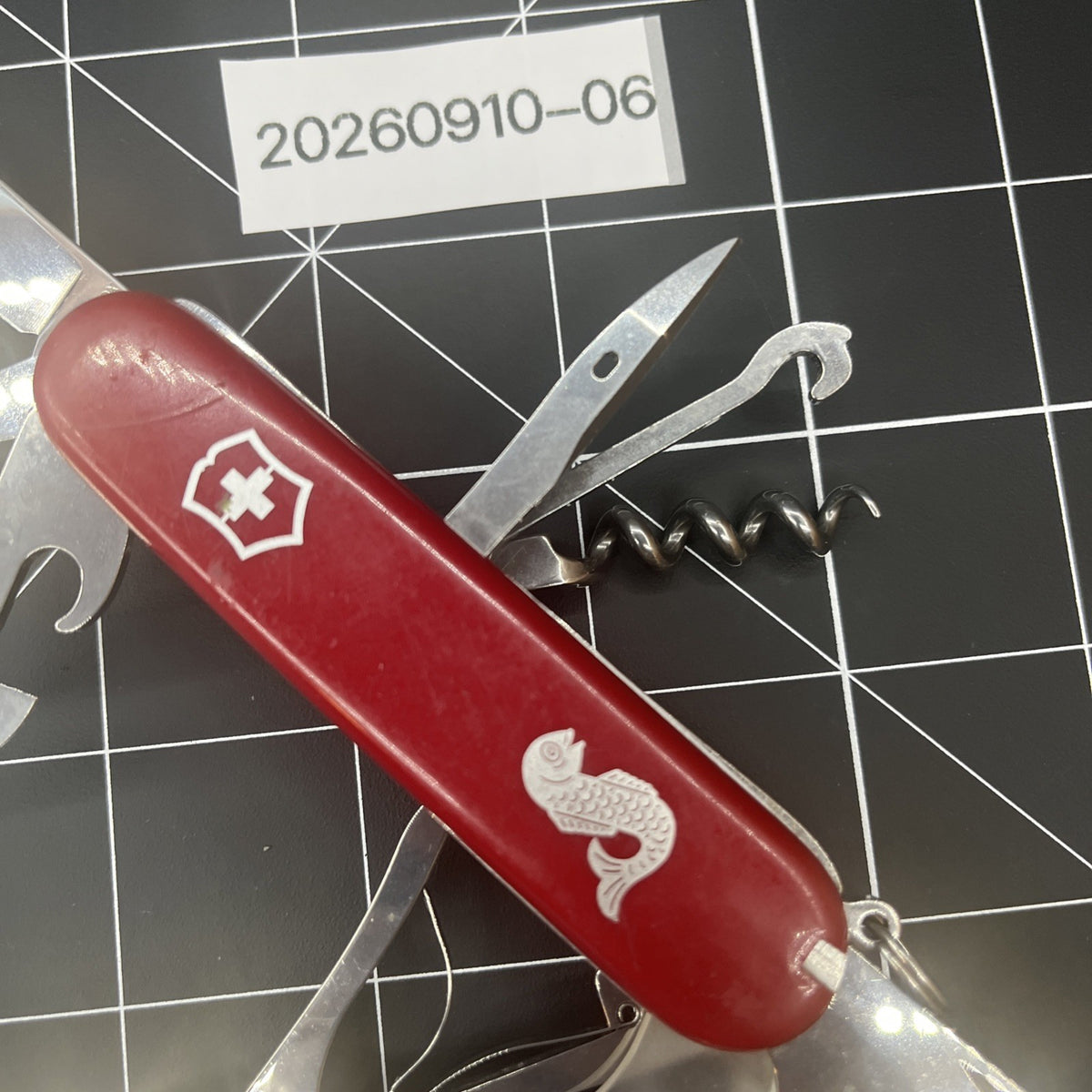 Victorinox Explorer SAK - Fisherman Scales - Clean - No Scratch Magnifying Glass
