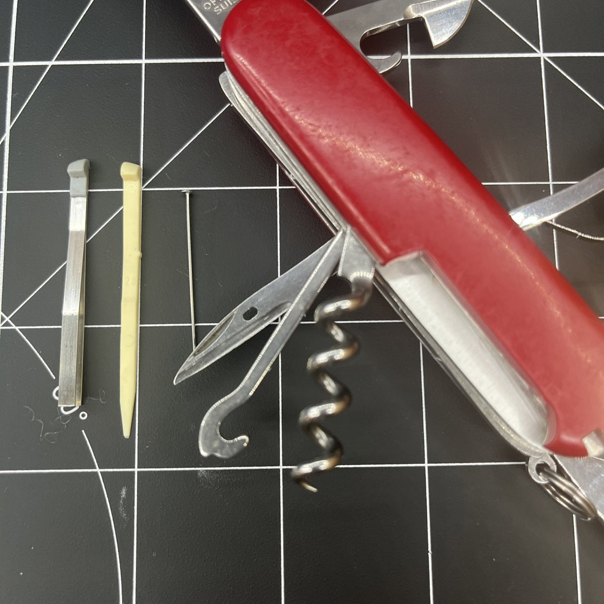 Victorinox Explorer SAK - Fisherman Scales - Clean - No Scratch Magnifying Glass